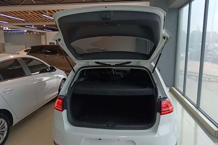 Used Volkswagen Golf 2015 1.6L Automatic Comfort Model Trunk