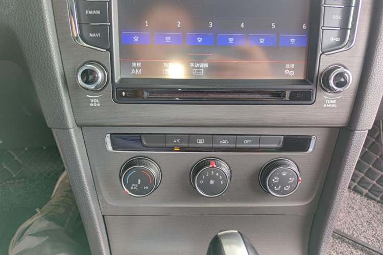 Used Volkswagen Golf 2015 1.6L Automatic Comfort Model Audio And AC Panel
