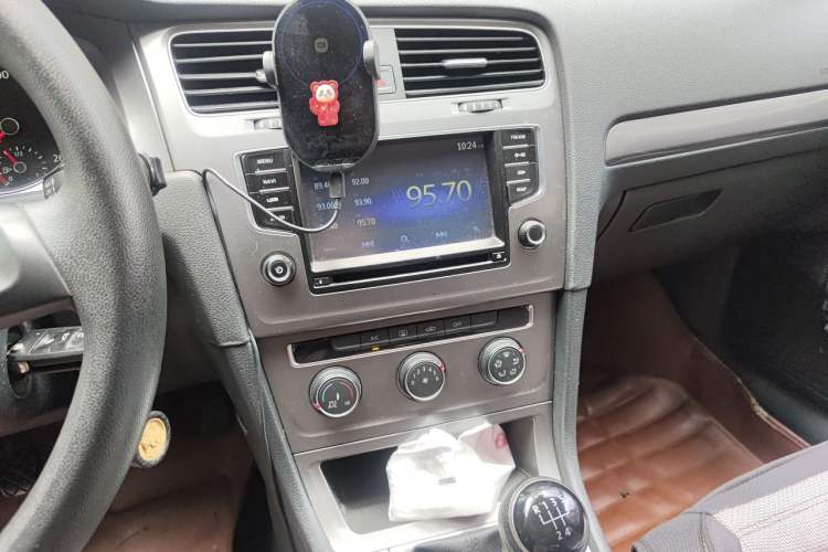 Used Volkswagen Golf 2015 1.6L Manual Fashion Edition Audio And AC Panel