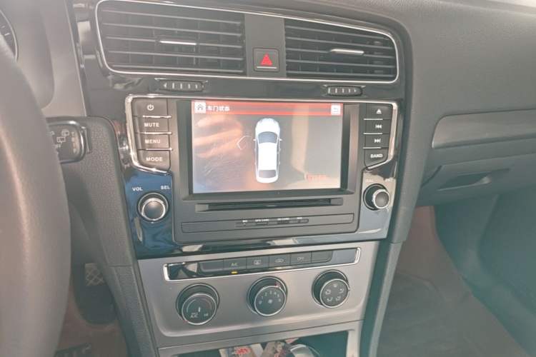 Used Volkswagen Golf 2015 1.6L Automatic Fashion Model Audio And AC Panel