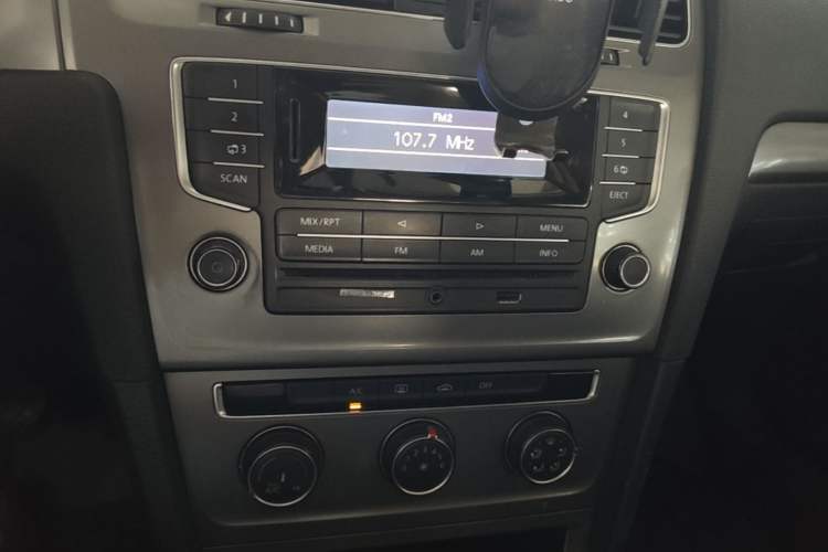 Used Volkswagen Golf 2015 1.6L Manual Fashion Edition Audio And AC Panel