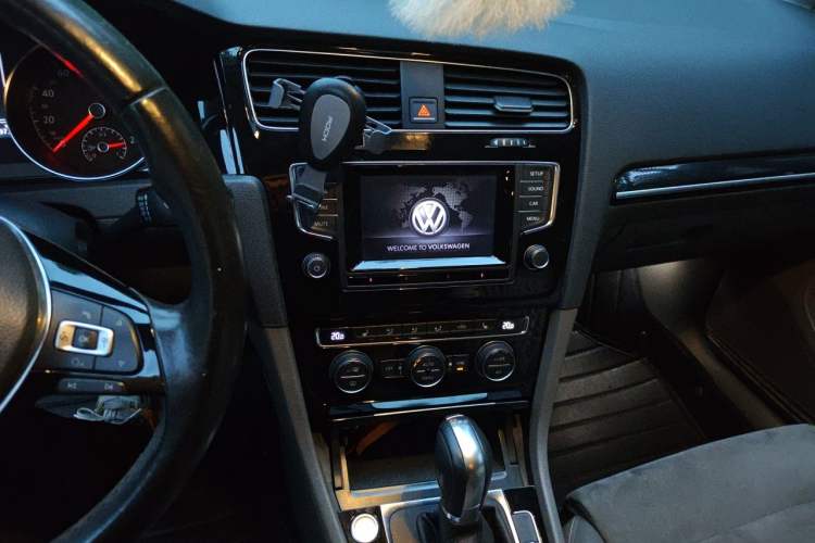 Used Volkswagen Golf 2015 1.4TSI Automatic Flagship Model Audio And AC Panel