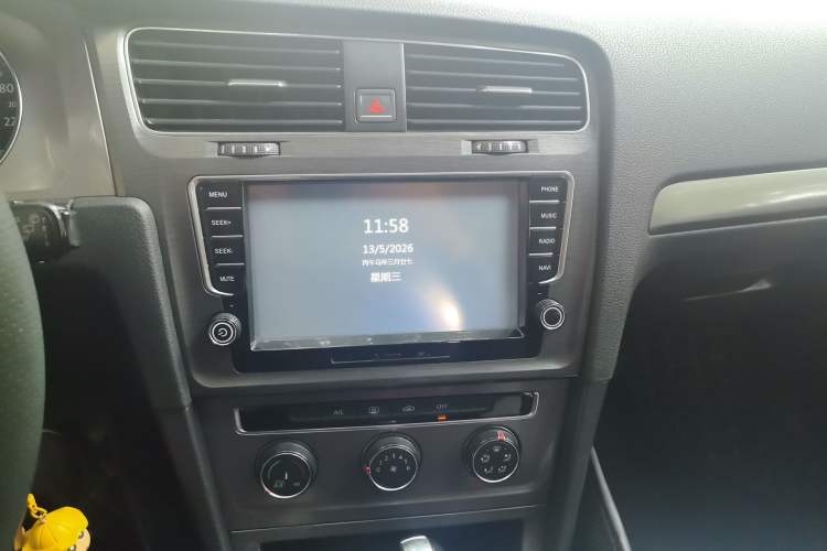 Used Volkswagen Golf 2015 1.6L Automatic Fashion Model Audio And AC Panel