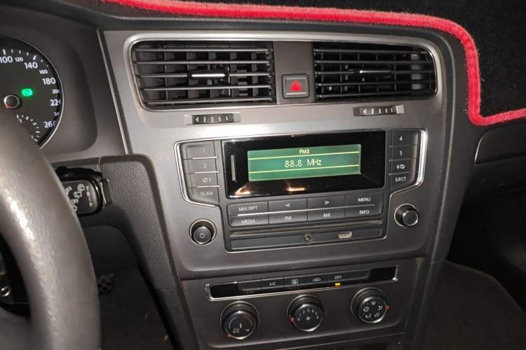 Used Volkswagen Golf 2015 1.6L Automatic Fashion Model Audio And AC Panel