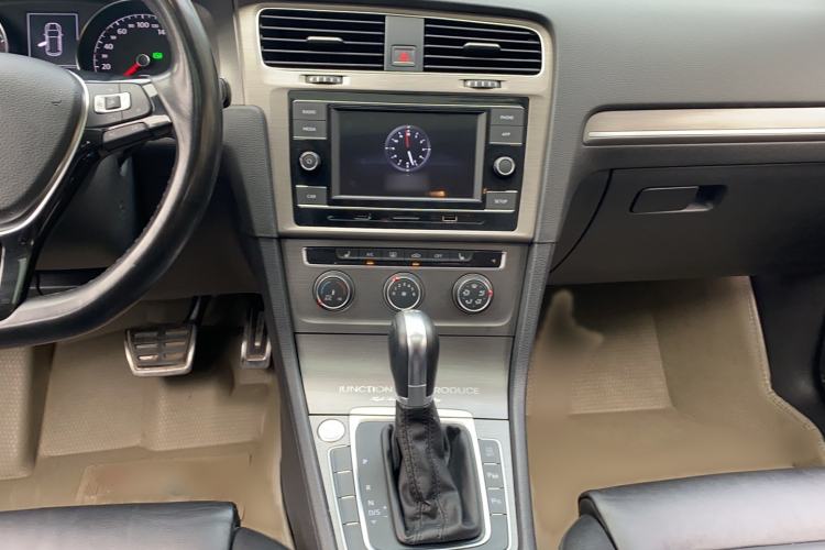 Used Volkswagen Golf 2015 1.4TSI Automatic Luxury Model Audio And AC Panel