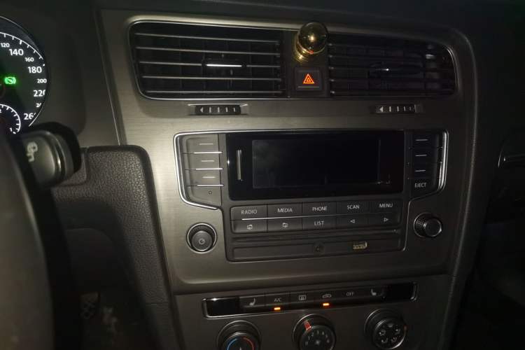 Used Volkswagen Golf 2015 1.4TSI Automatic Luxury Model Audio And AC Panel
