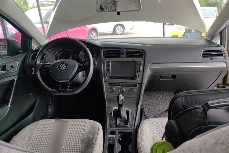 Used Volkswagen Golf 2015 1.6L Automatic Comfort Model Center Console