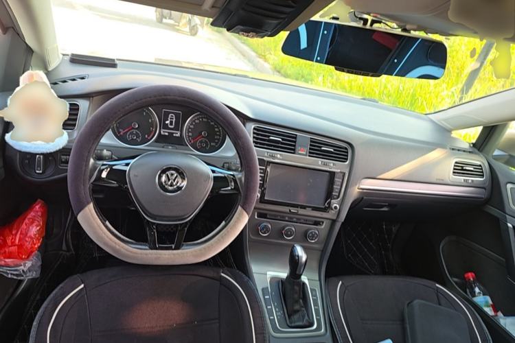 Used Volkswagen Golf 2015 1.6L Automatic Comfort Model Center Console