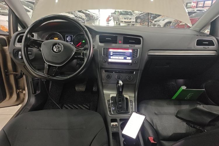 Used Volkswagen Golf 2015 1.6L Automatic Comfort Model Center Console