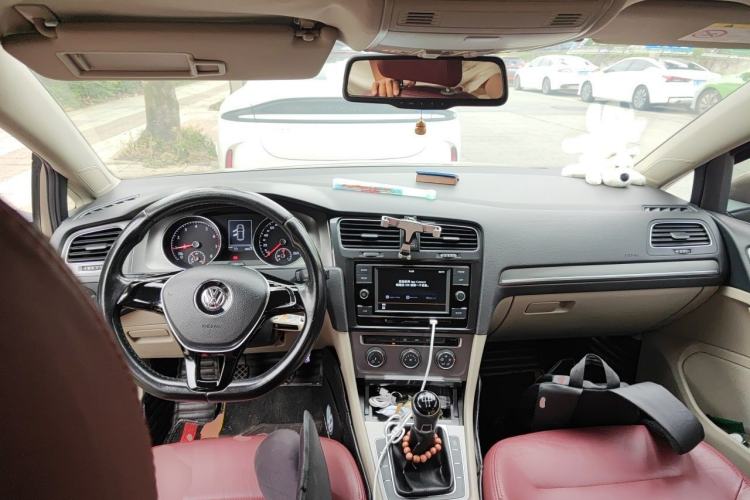 Used Volkswagen Golf 2015 1.4TSI Manual Comfort Model Center Console