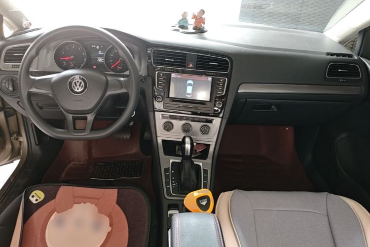 Used Volkswagen Golf 2015 1.6L Automatic Fashion Model Center Console