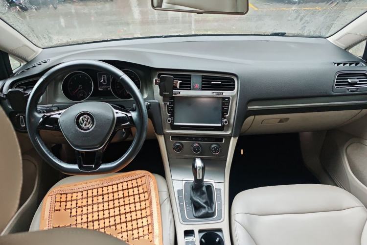 Used Volkswagen Golf 2015 1.6L Automatic Comfort Model Center Console