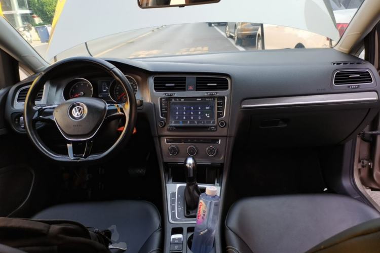 Used Volkswagen Golf 2015 1.6L Automatic Comfort Model Center Console