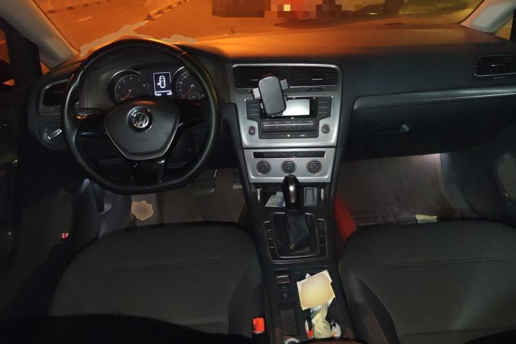 Used Volkswagen Golf 2015 1.6L Automatic Comfort Model Center Console