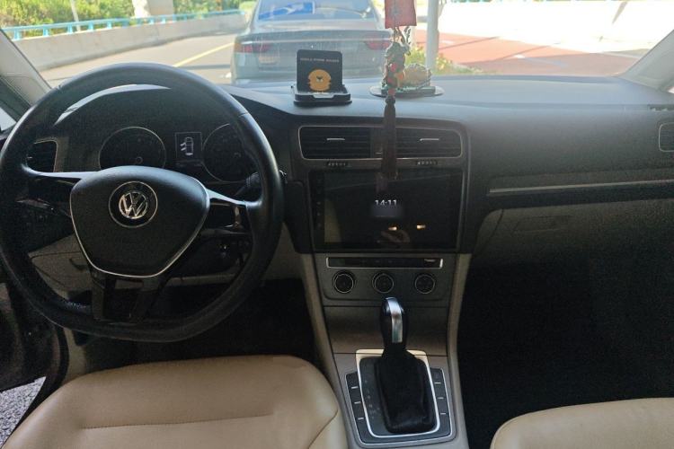Used Volkswagen Golf 2015 1.6L Automatic Comfort Model Center Console