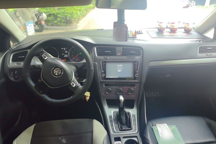Used Volkswagen Golf 2015 1.6L Automatic Fashion Model Center Console