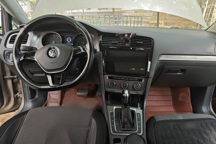 Used Volkswagen Golf 2015 1.6L Automatic Comfort Model Center Console
