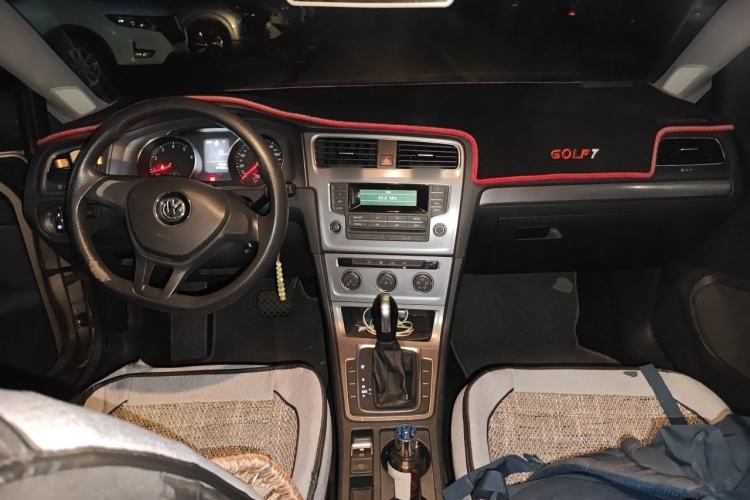 Used Volkswagen Golf 2015 1.6L Automatic Fashion Model Center Console