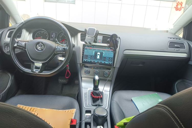 Used Volkswagen Golf 2015 1.6L Automatic Comfort Model Center Console