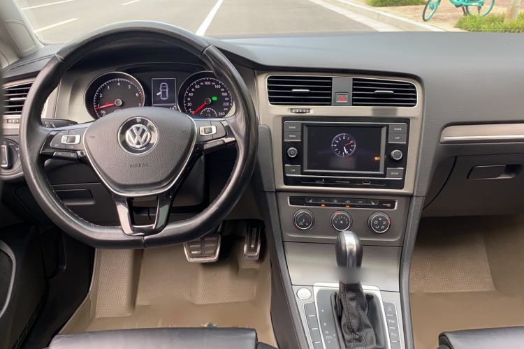 Used Volkswagen Golf 2015 1.4TSI Automatic Luxury Model Center Console
