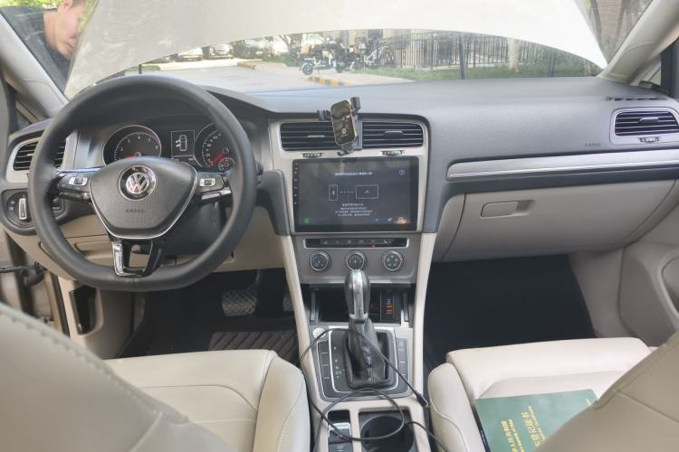Used Volkswagen Golf 2015 1.4TSI Automatic Luxury Model Center Console