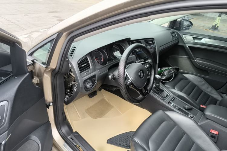 Used Volkswagen Golf 2015 1.4TSI Automatic Luxury Model Driver Seat