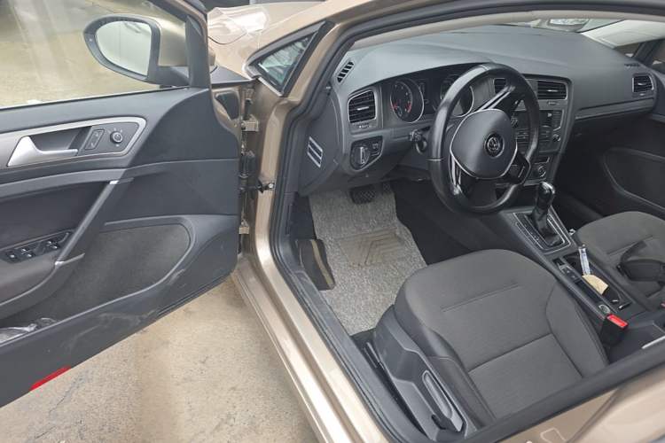 Used Volkswagen Golf 2015 1.4TSI Automatic Comfort Model Driver Seat