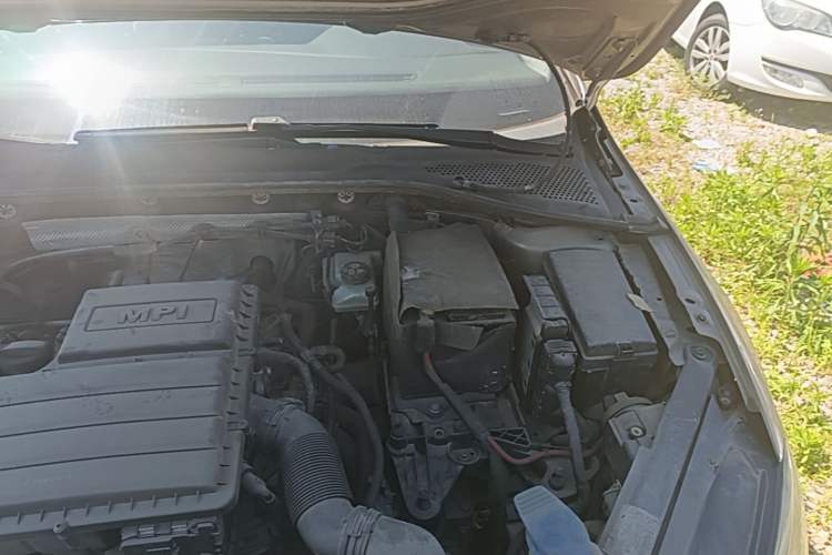 Used Volkswagen Golf 2015 1.6L Automatic Comfort Model Engine Bay Left