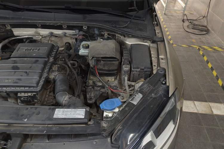 Used Volkswagen Golf 2015 1.6L Manual Fashion Edition Engine Bay Left