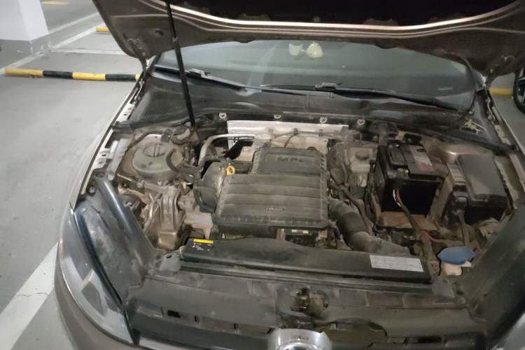 Used Volkswagen Golf 2015 1.6L Automatic Comfort Model Engine Bay Right