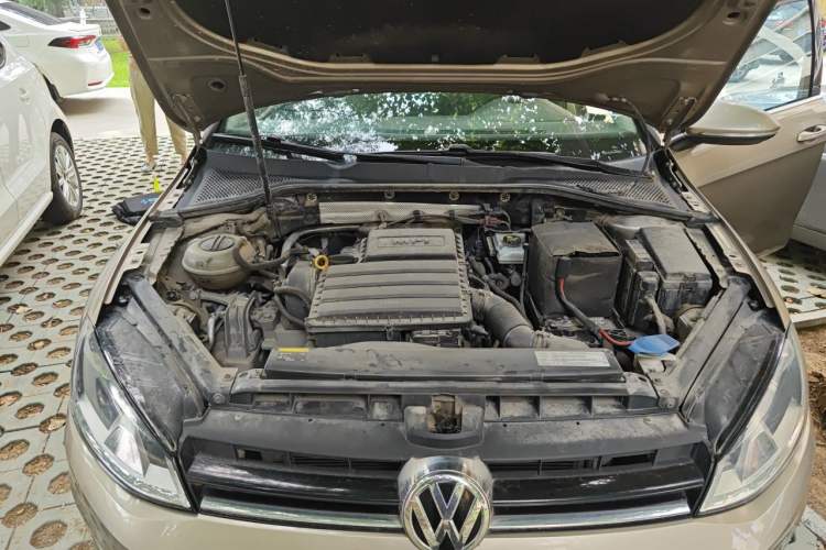 Used Volkswagen Golf 2015 1.6L Automatic Comfort Model Engine Bay Right