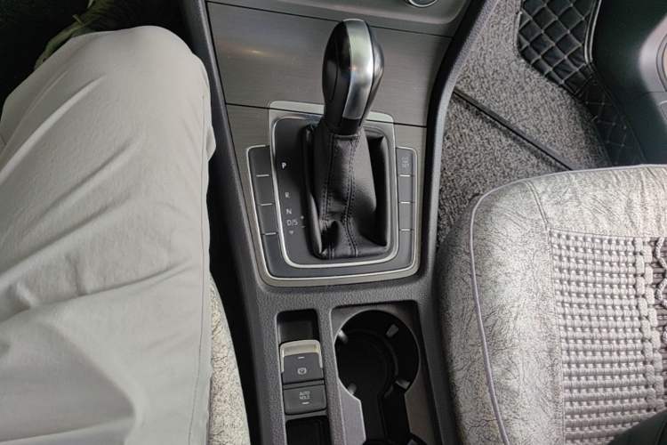 Used Volkswagen Golf 2015 1.6L Automatic Comfort Model Gear Lever