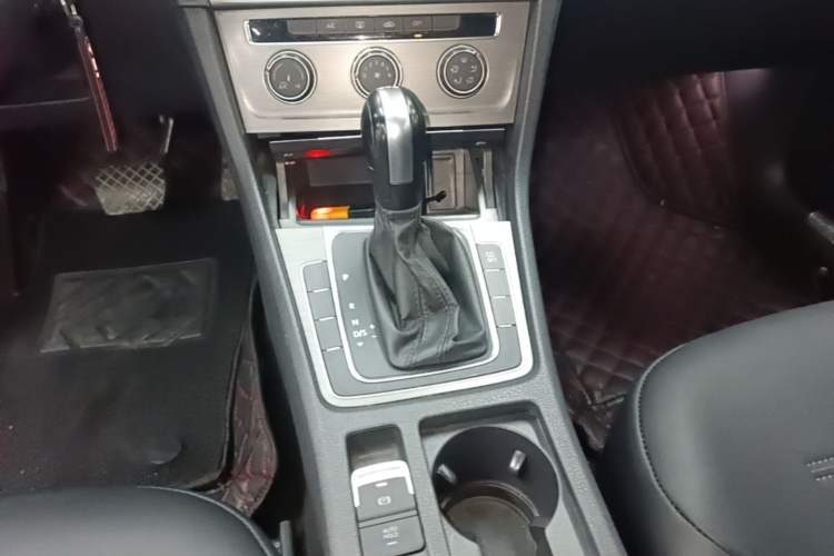 Used Volkswagen Golf 2015 1.4TSI Automatic Comfort Model Gear Lever