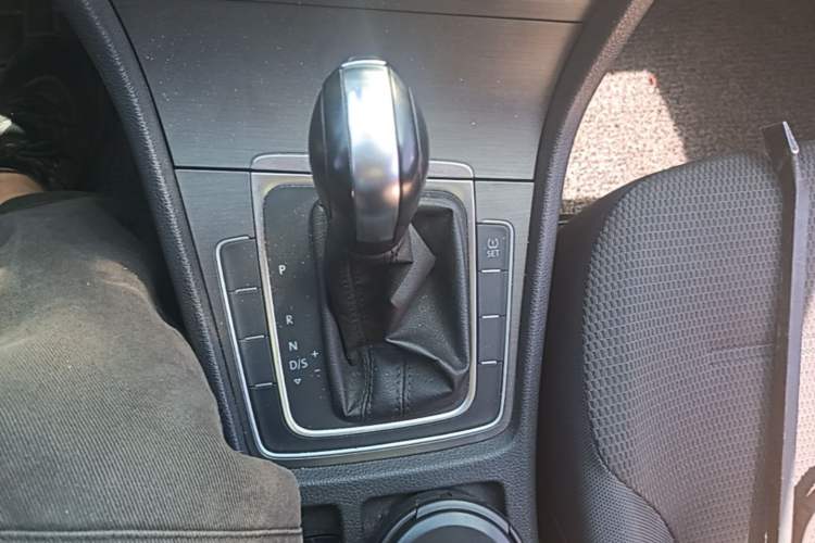 Used Volkswagen Golf 2015 1.6L Automatic Comfort Model Gear Lever