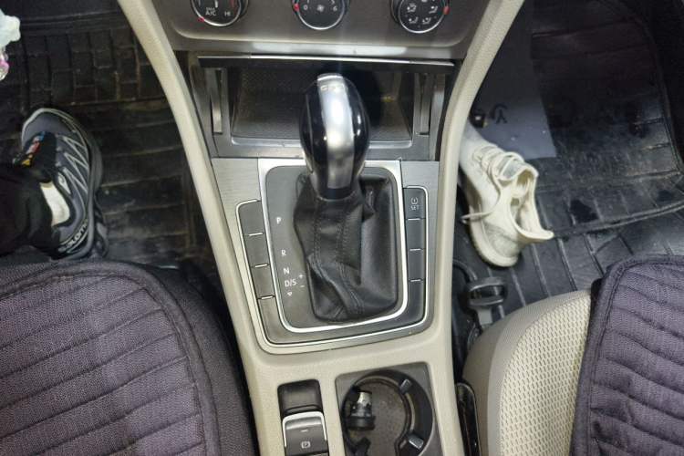 Used Volkswagen Golf 2015 1.4TSI Automatic Comfort Model Gear Lever
