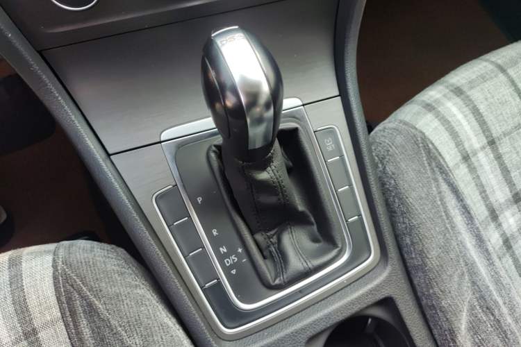 Used Volkswagen Golf 2015 1.4TSI Automatic Comfort Model Gear Lever