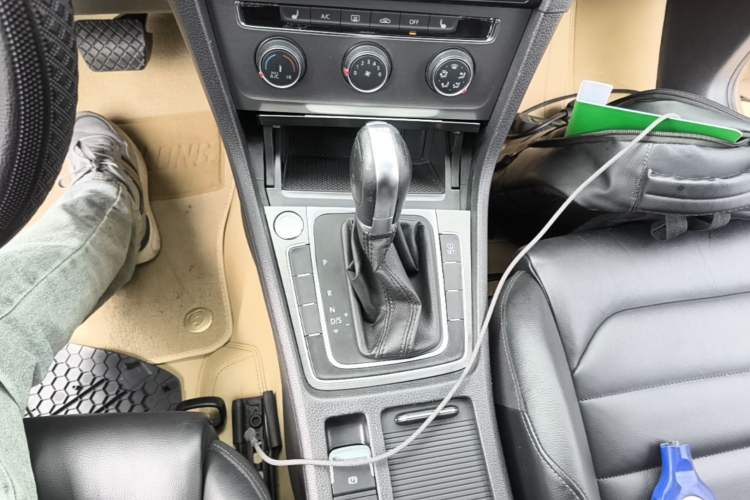 Used Volkswagen Golf 2015 1.4TSI Automatic Luxury Model Gear Lever