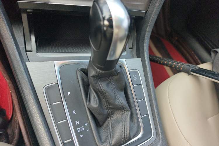 Used Volkswagen Golf 2015 1.4TSI Automatic Comfort Model Gear Lever