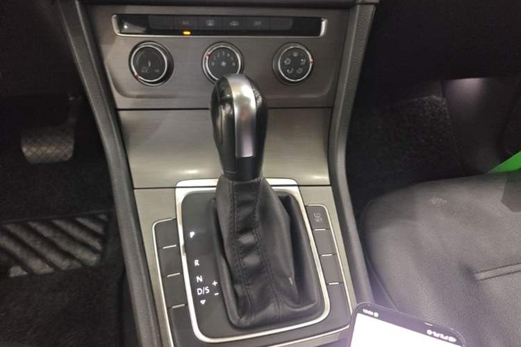 Used Volkswagen Golf 2015 1.6L Automatic Comfort Model Gear Lever