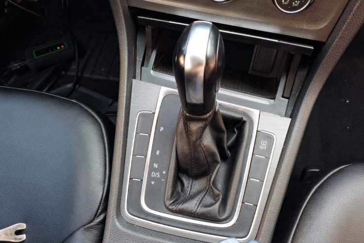 Used Volkswagen Golf 2015 1.6L Automatic Comfort Model Gear Lever