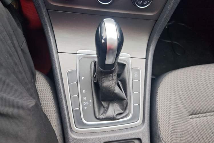 Used Volkswagen Golf 2015 1.6L Automatic Comfort Model Gear Lever