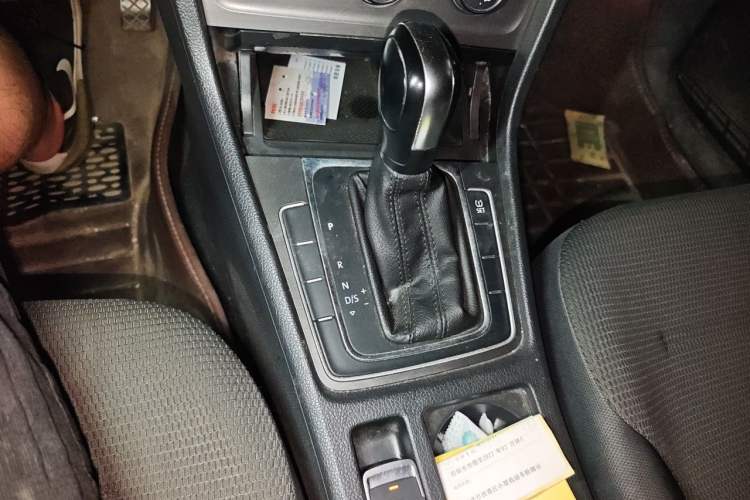 Used Volkswagen Golf 2015 1.6L Automatic Comfort Model Gear Lever