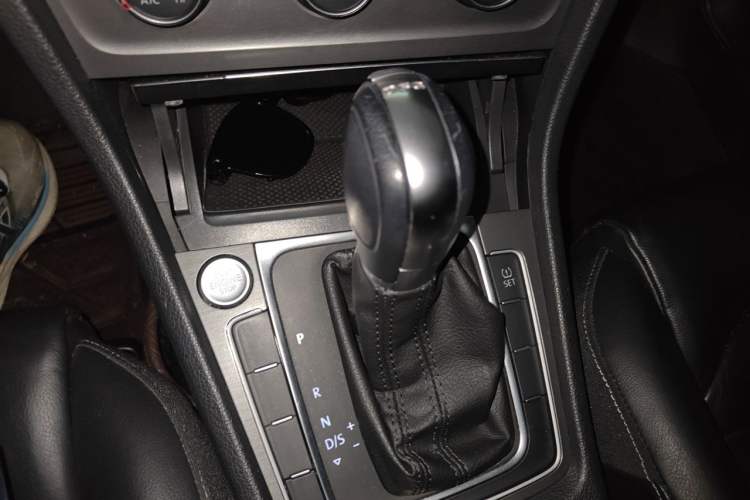 Used Volkswagen Golf 2015 1.4TSI Automatic Luxury Model Gear Lever