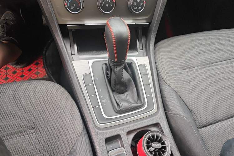 Used Volkswagen Golf 2015 1.4TSI Automatic Comfort Model Gear Lever