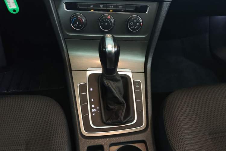Used Volkswagen Golf 2015 1.4TSI Automatic Comfort Model Gear Lever