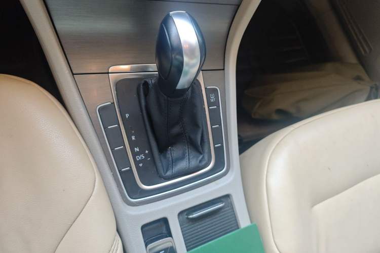 Used Volkswagen Golf 2015 1.6L Automatic Comfort Model Gear Lever