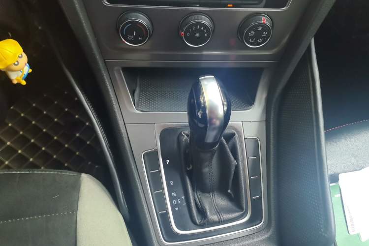 Used Volkswagen Golf 2015 1.6L Automatic Fashion Model Gear Lever
