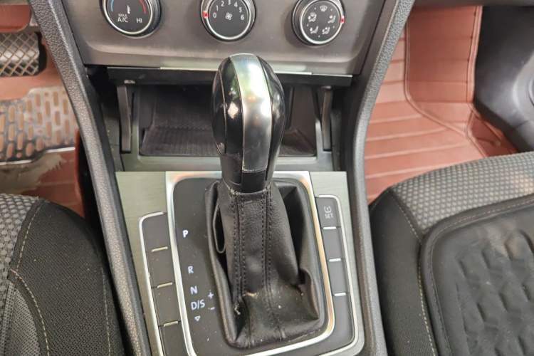 Used Volkswagen Golf 2015 1.6L Automatic Comfort Model Gear Lever