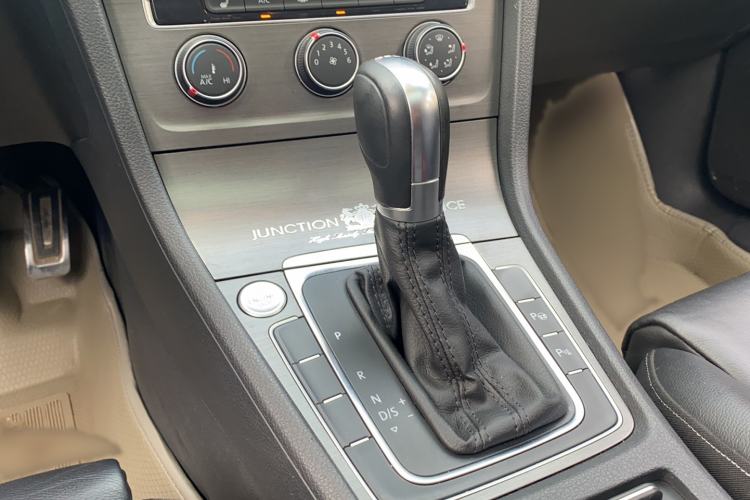 Used Volkswagen Golf 2015 1.4TSI Automatic Luxury Model Gear Lever