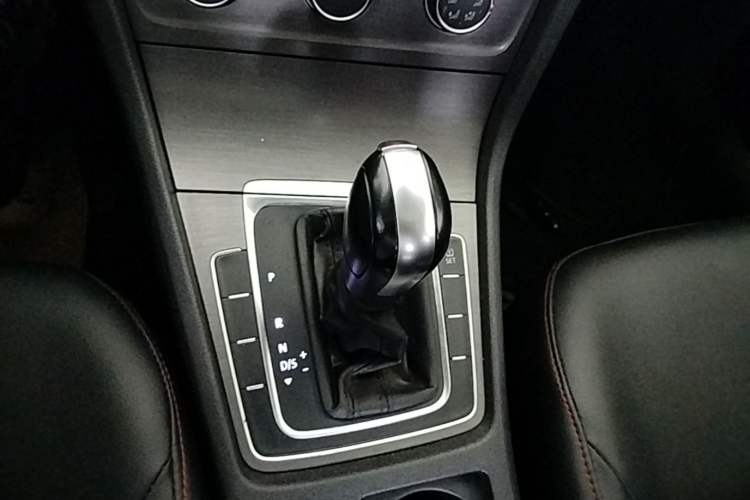 Used Volkswagen Golf 2015 1.4TSI Automatic Comfort Model Gear Lever